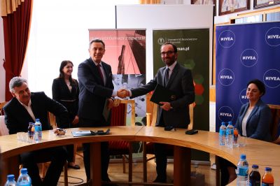 Podpisanie umowy pomiędzy Uniwersytetem Ekonomicznym w Poznaniu i NIVEABeiersdorf Manufacturing Poznań