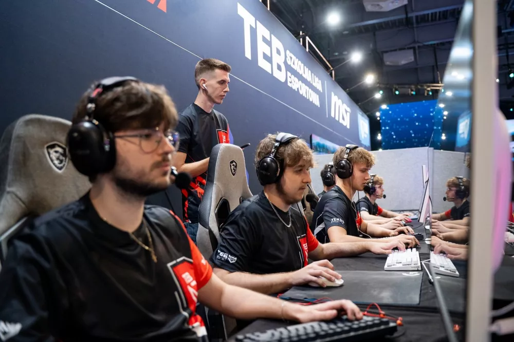 Uczniowie TEB podczas meczu TEB Szkolnej Ligi Esportowej na Poznań Game Arena
